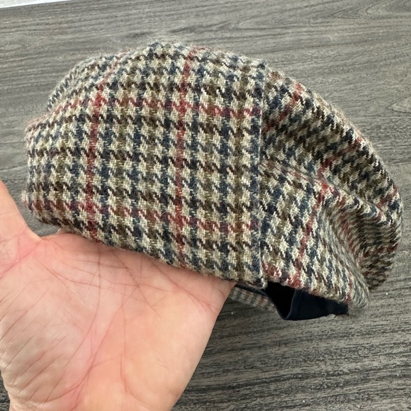 totes Houndstooth Flat Cap in Black, White, and Red - Picture 5 of 10